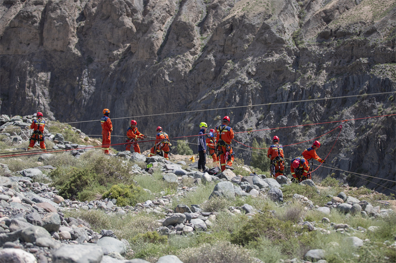 Gansu : les pompiers forestiers de Zhangye s'entra?nent au sauvetage à la corde à haute altitude
