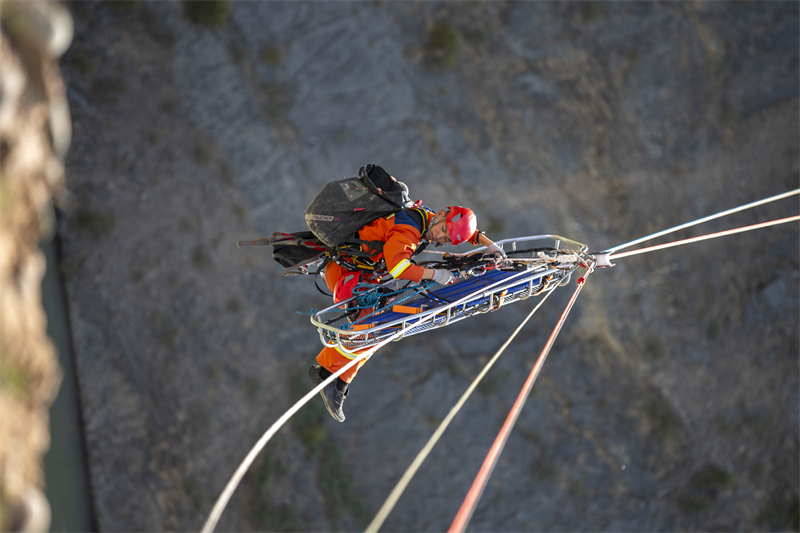 Gansu : les pompiers forestiers de Zhangye s'entra?nent au sauvetage à la corde à haute altitude