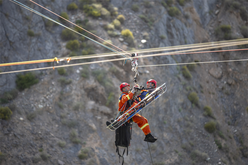 Gansu : les pompiers forestiers de Zhangye s'entra?nent au sauvetage à la corde à haute altitude