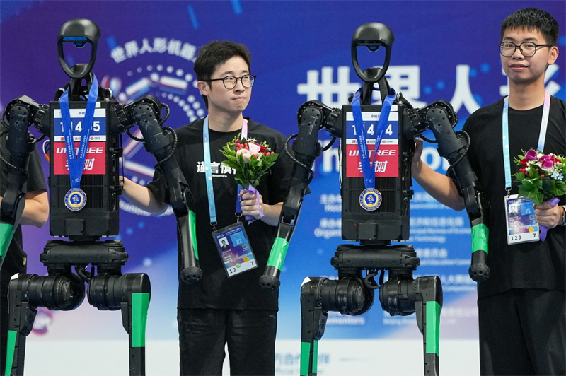 Une spectaculaire bataille d'? hommes volants ? aux Jeux mondiaux des robots humano?des 2025 à Beijing