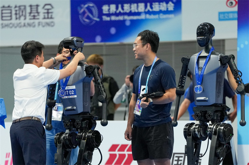 Une spectaculaire bataille d'? hommes volants ? aux Jeux mondiaux des robots humano?des 2025 à Beijing