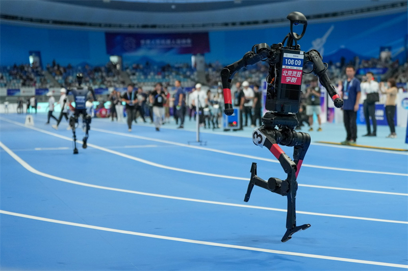 Une spectaculaire bataille d'? hommes volants ? aux Jeux mondiaux des robots humano?des 2025 à Beijing