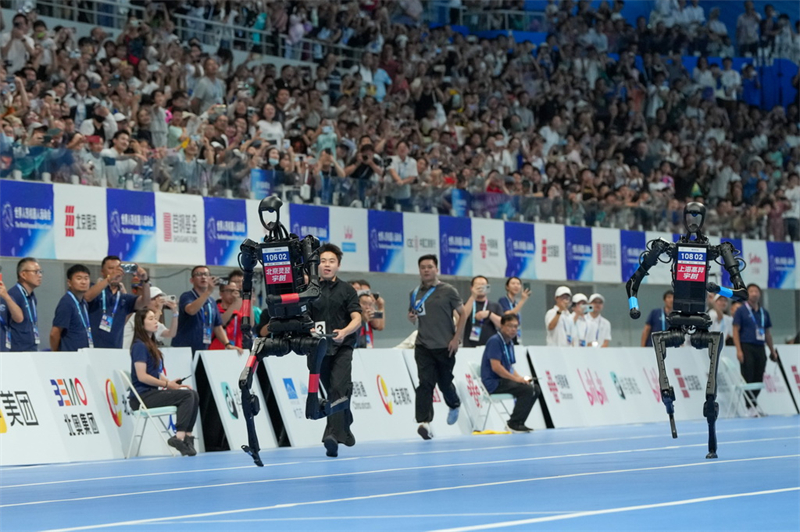 Une spectaculaire bataille d'? hommes volants ? aux Jeux mondiaux des robots humano?des 2025 à Beijing