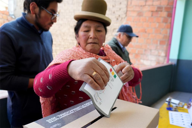 L'élection présidentielle en Bolivie débouche sur un second tour inédit
