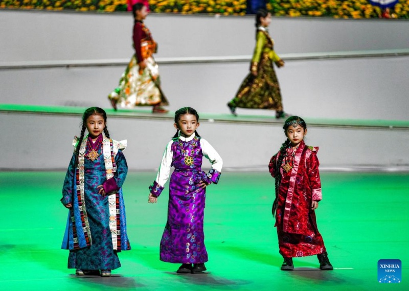 Xizang : histoire en photos d'un héritier de la technique de fabrication de costumes de Lhassa