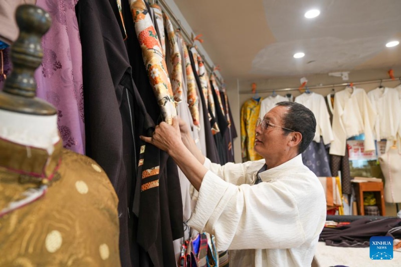 Xizang : histoire en photos d'un héritier de la technique de fabrication de costumes de Lhassa