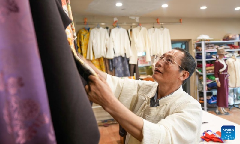 Xizang : histoire en photos d'un héritier de la technique de fabrication de costumes de Lhassa