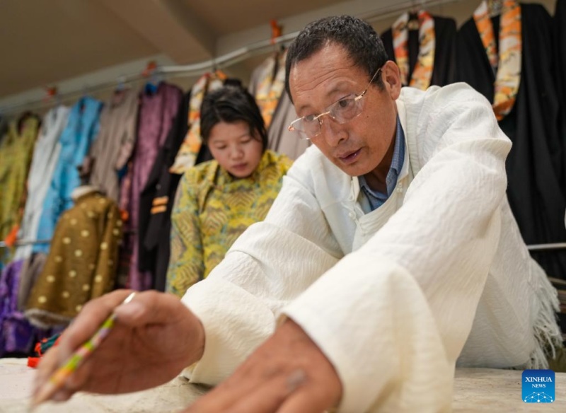 Xizang : histoire en photos d'un héritier de la technique de fabrication de costumes de Lhassa