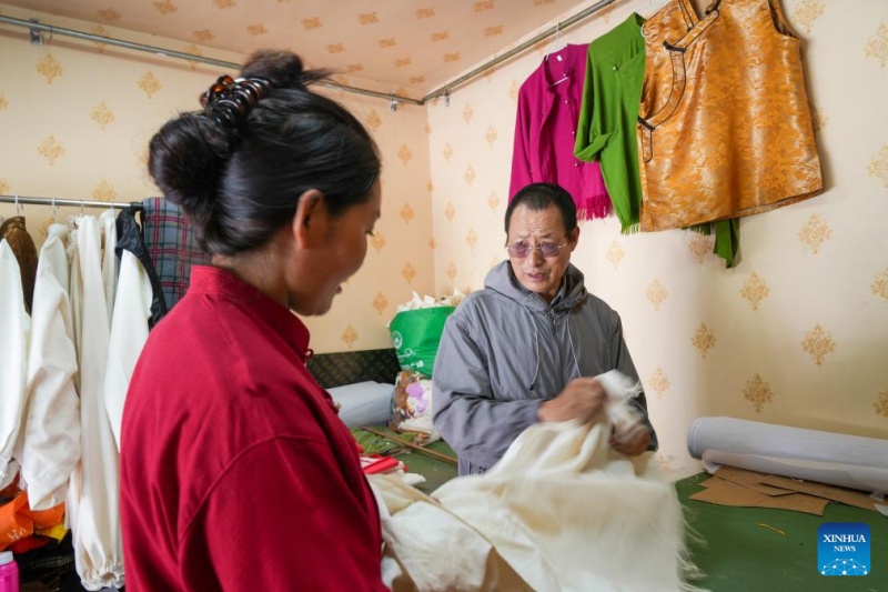 Xizang : histoire en photos d'un héritier de la technique de fabrication de costumes de Lhassa