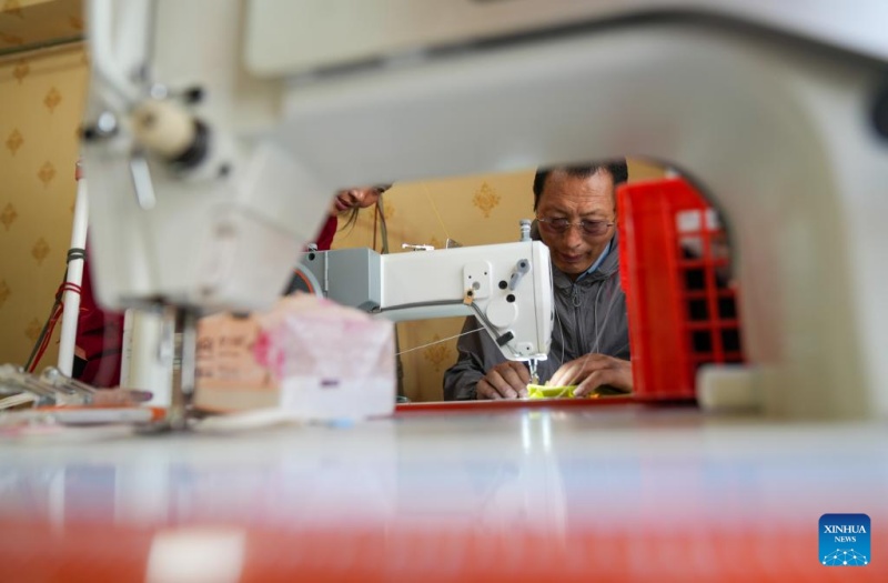 Xizang : histoire en photos d'un héritier de la technique de fabrication de costumes de Lhassa