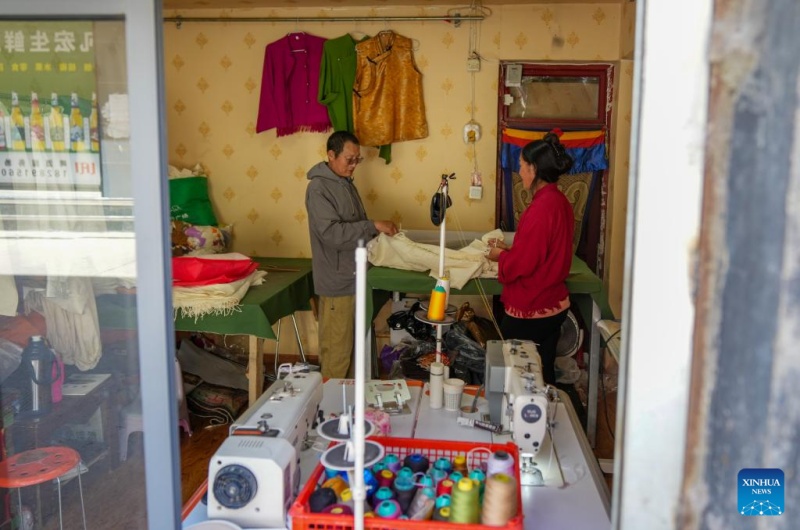 Xizang : histoire en photos d'un héritier de la technique de fabrication de costumes de Lhassa