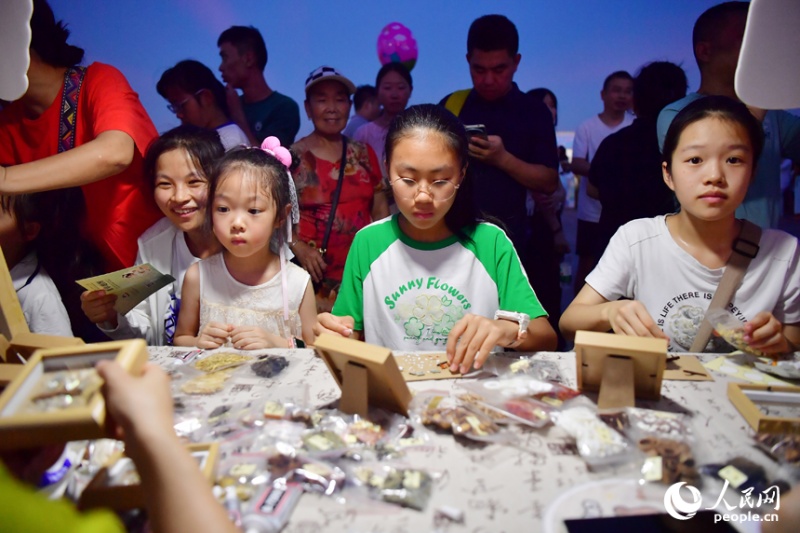 Jiangxi : à Nanchang, le marché nocturne de médecine traditionnelle chinoise combine éducation et divertissement