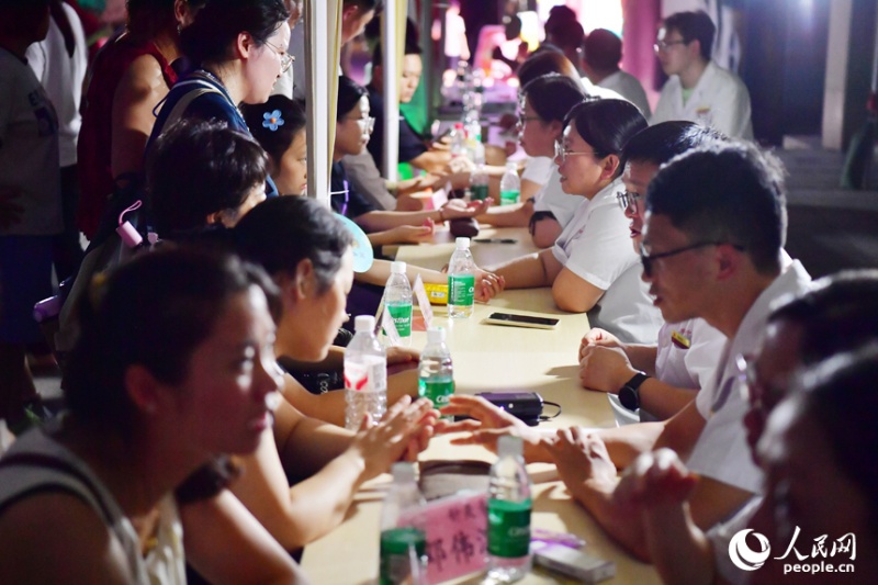 Jiangxi : à Nanchang, le marché nocturne de médecine traditionnelle chinoise combine éducation et divertissement