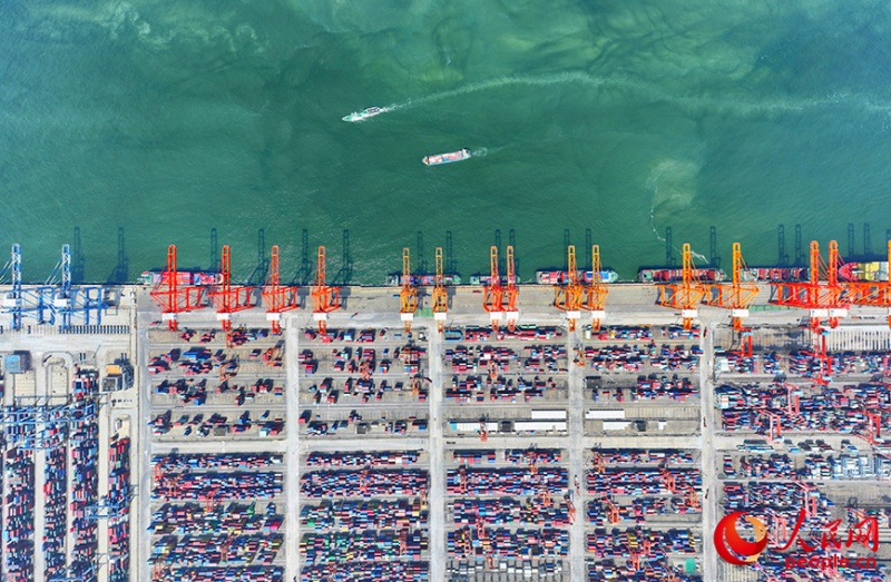 Guangxi : le terminal automatisé de Qinzhou du port du golfe de Beibu réalise une intégration harmonieuse des transports intermodaux maritime et ferroviaire