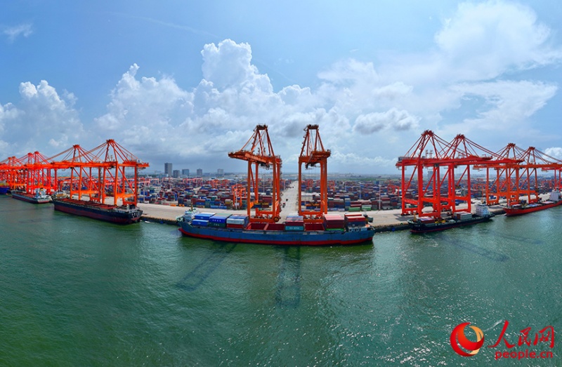 Guangxi : le terminal automatisé de Qinzhou du port du golfe de Beibu réalise une intégration harmonieuse des transports intermodaux maritime et ferroviaire