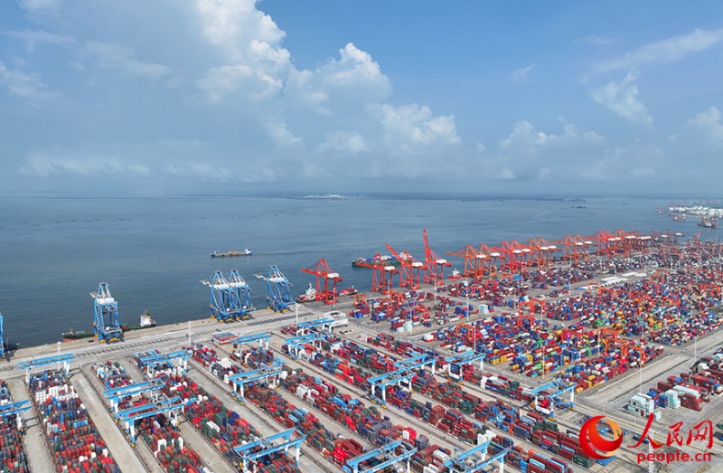Guangxi : le terminal automatisé de Qinzhou du port du golfe de Beibu réalise une intégration harmonieuse des transports intermodaux maritime et ferroviaire