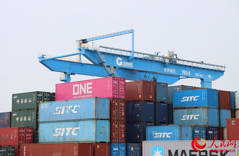 Guangxi : le terminal automatisé de Qinzhou du port du golfe de Beibu réalise une intégration harmonieuse des transports intermodaux maritime et ferroviaire