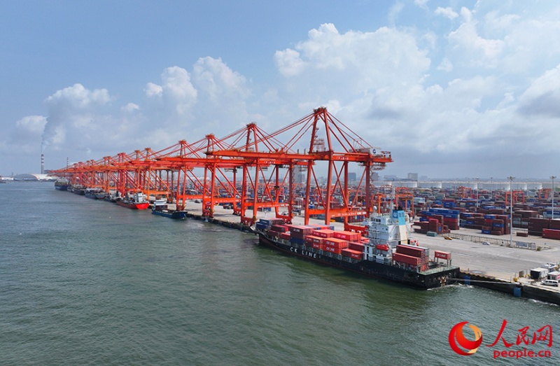 Guangxi : le terminal automatisé de Qinzhou du port du golfe de Beibu réalise une intégration harmonieuse des transports intermodaux maritime et ferroviaire