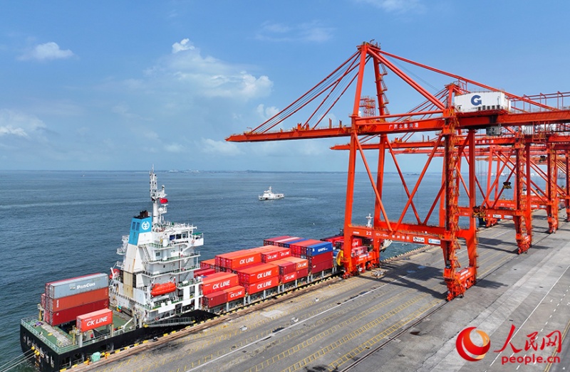 Guangxi : le terminal automatisé de Qinzhou du port du golfe de Beibu réalise une intégration harmonieuse des transports intermodaux maritime et ferroviaire