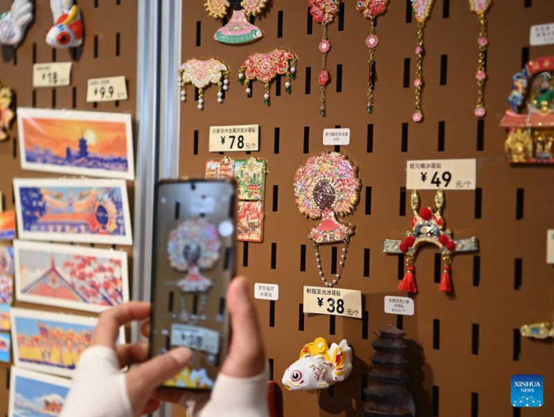 Fujian?: les couvre-chefs fleuris traditionnels stimulent l'essor touristique du village de Xunpu