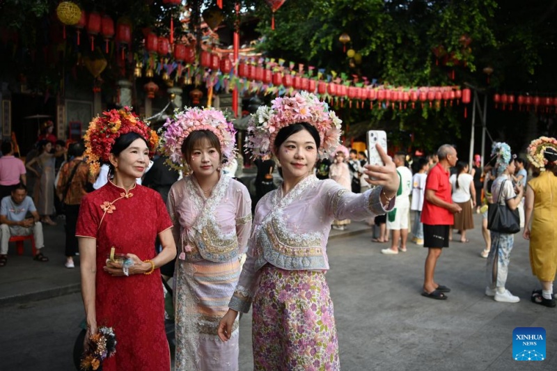 Fujian?: les couvre-chefs fleuris traditionnels stimulent l'essor touristique du village de Xunpu