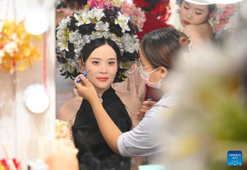 Fujian?: les couvre-chefs fleuris traditionnels stimulent l'essor touristique du village de Xunpu