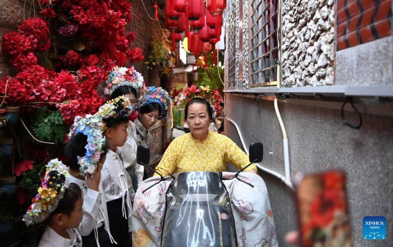 Fujian?: les couvre-chefs fleuris traditionnels stimulent l'essor touristique du village de Xunpu