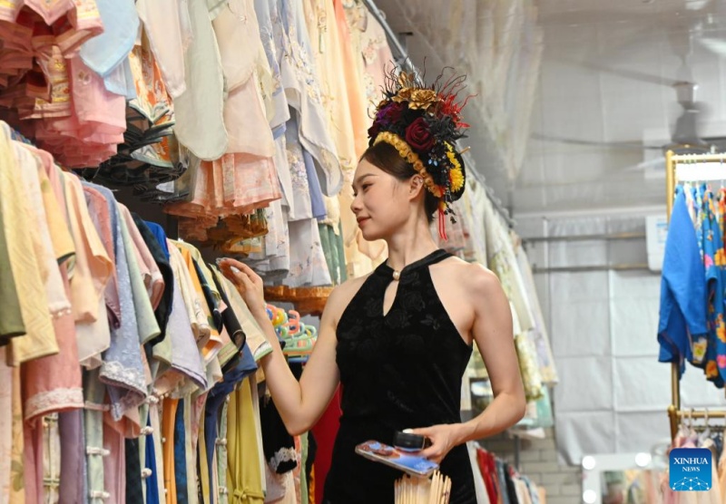 Fujian?: les couvre-chefs fleuris traditionnels stimulent l'essor touristique du village de Xunpu