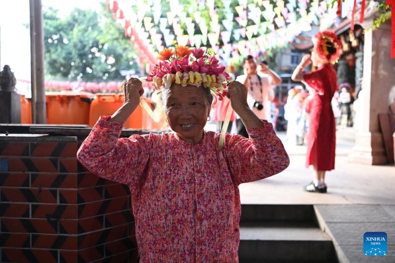 Fujian?: les couvre-chefs fleuris traditionnels stimulent l'essor touristique du village de Xunpu