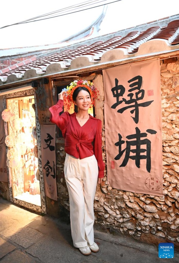 Fujian?: les couvre-chefs fleuris traditionnels stimulent l'essor touristique du village de Xunpu