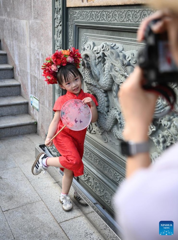 Fujian?: les couvre-chefs fleuris traditionnels stimulent l'essor touristique du village de Xunpu