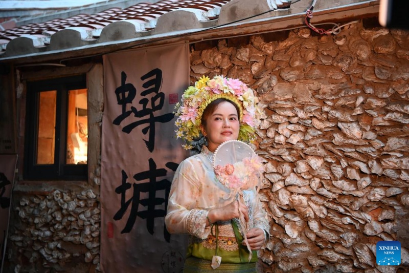 Fujian?: les couvre-chefs fleuris traditionnels stimulent l'essor touristique du village de Xunpu