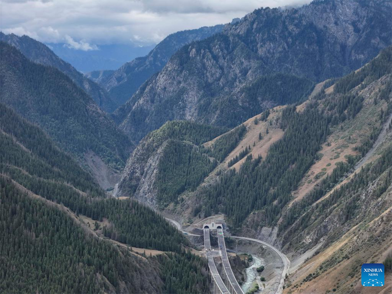 Xinjiang : les travaux de l'autoroute Urumqi-Yuli se poursuivent