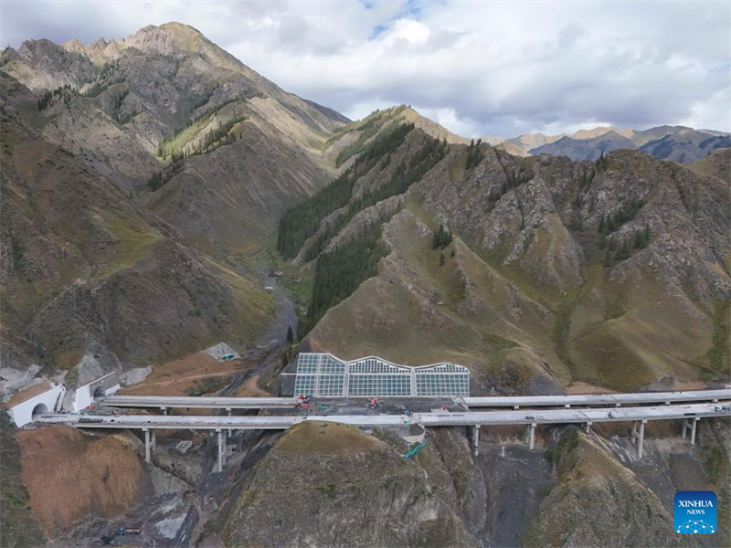 Xinjiang : les travaux de l'autoroute Urumqi-Yuli se poursuivent