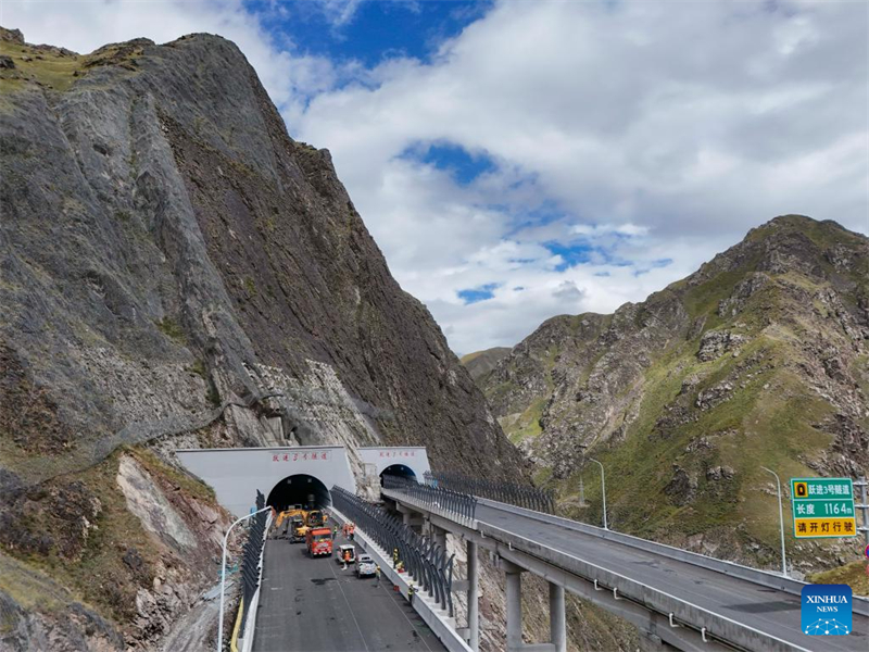 Xinjiang : les travaux de l'autoroute Urumqi-Yuli se poursuivent