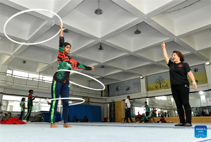 Hebei : des stagiaires du Bangladesh s'entra?nent à l'école d'art acrobatique de Wuqiao