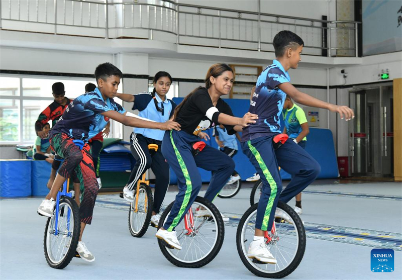 Hebei : des stagiaires du Bangladesh s'entra?nent à l'école d'art acrobatique de Wuqiao