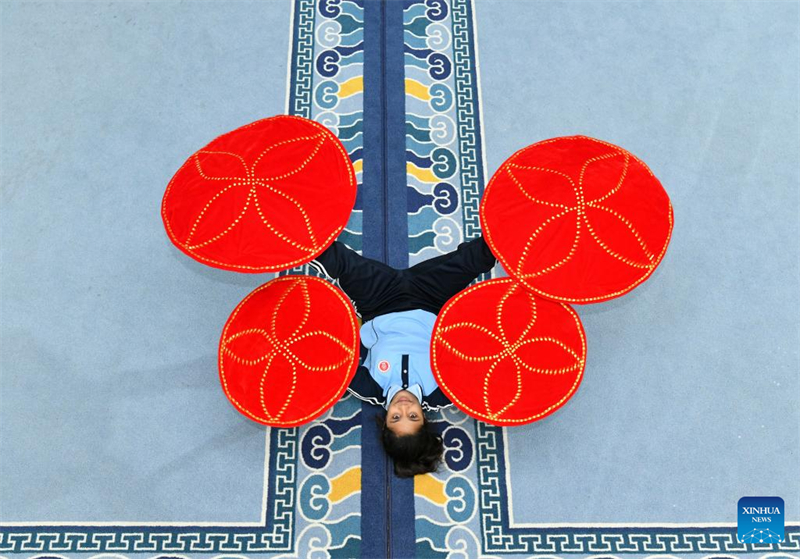 Hebei : des stagiaires du Bangladesh s'entra?nent à l'école d'art acrobatique de Wuqiao