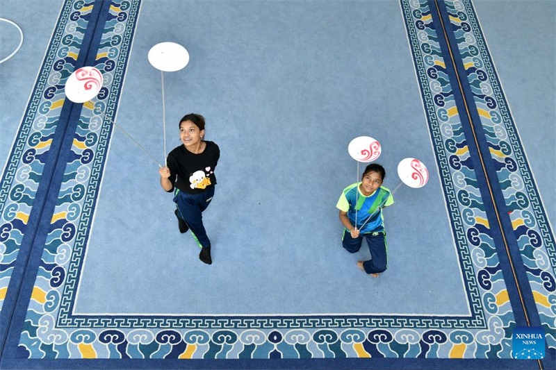 Hebei : des stagiaires du Bangladesh s'entra?nent à l'école d'art acrobatique de Wuqiao