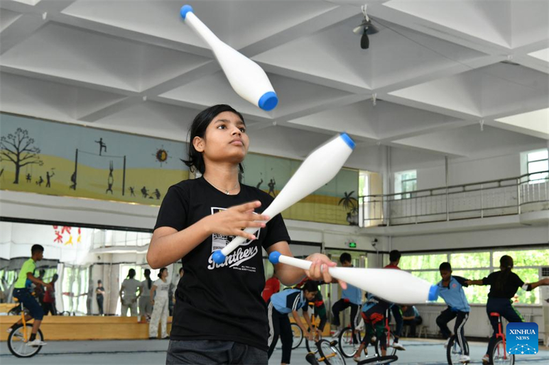 Hebei : des stagiaires du Bangladesh s'entra?nent à l'école d'art acrobatique de Wuqiao