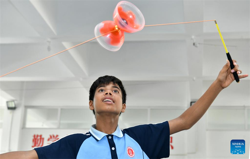 Hebei : des stagiaires du Bangladesh s'entra?nent à l'école d'art acrobatique de Wuqiao