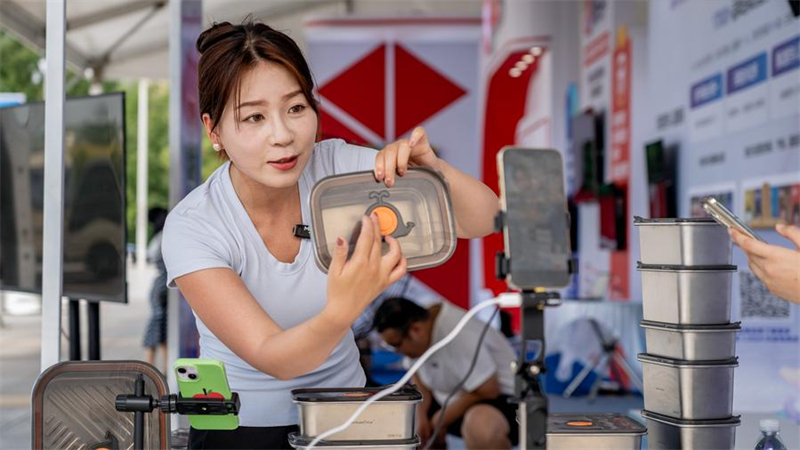 Une femme fait la promotion de produits via la diffusion en directe lors de la 5e Conférence chinoise sur le nouveau commerce électronique dans la préfecture autonome coréenne de Yanbian, située dans la province chinoise du Jilin (nord-est), le 27 juillet 2025. (Photo : Tang Chengzhuo)