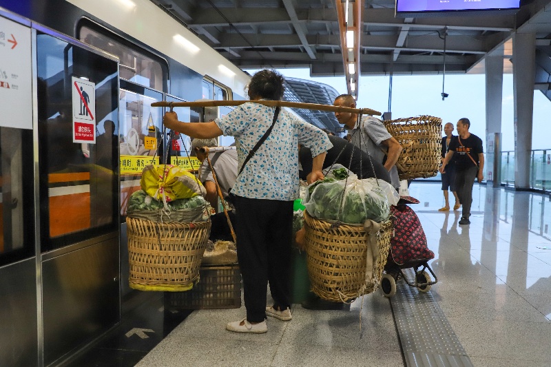 Chongqing : Une ligne de métro dédiée aux agriculteurs et leurs?paniers