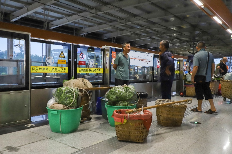 Chongqing : Une ligne de métro dédiée aux agriculteurs et leurs?paniers
