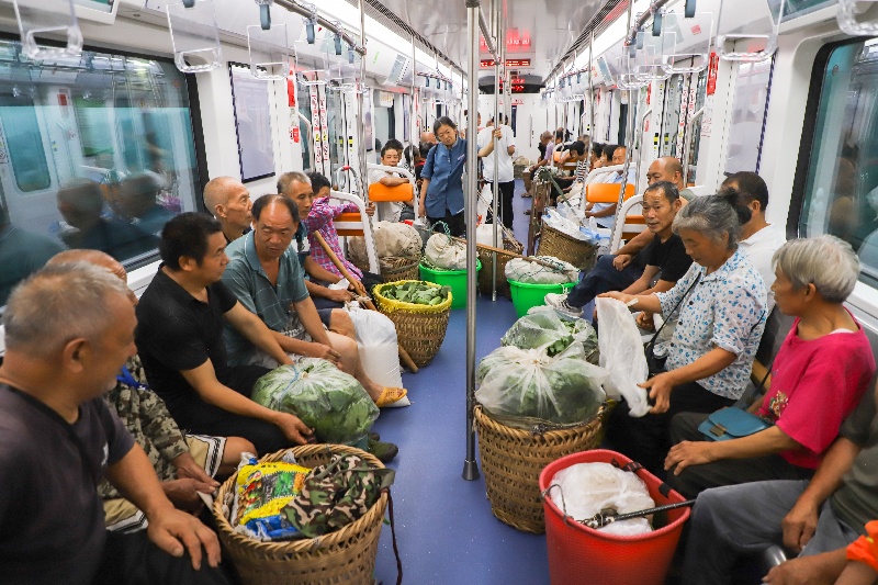Chongqing : Une ligne de métro dédiée aux agriculteurs et leurs?paniers