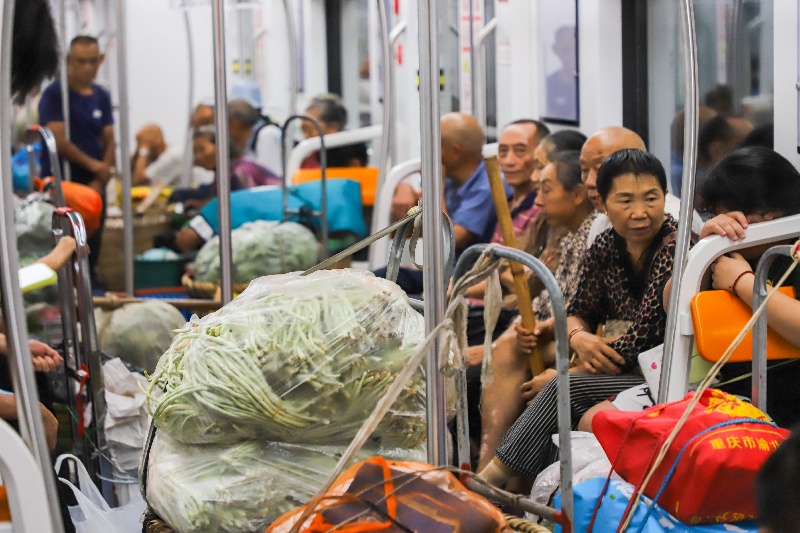 Chongqing : Une ligne de métro dédiée aux agriculteurs et leurs?paniers