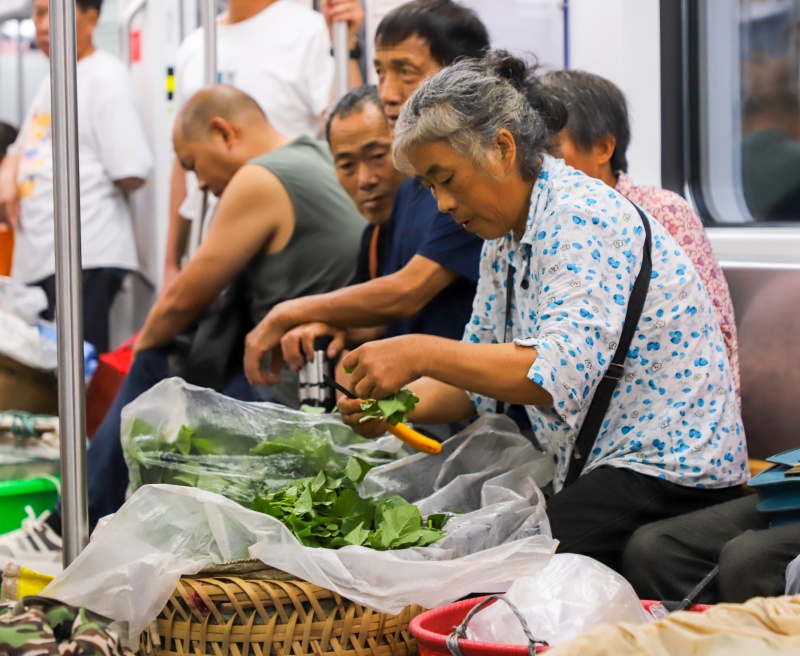 Chongqing : Une ligne de métro dédiée aux agriculteurs et leurs?paniers