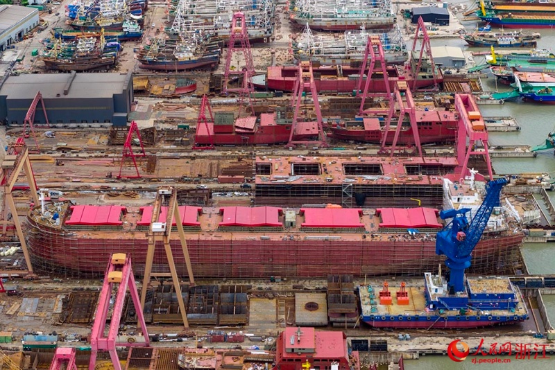 Zhejiang : les chantiers navals de Wenling mettent les bouchées doubles pour honorer les commandes