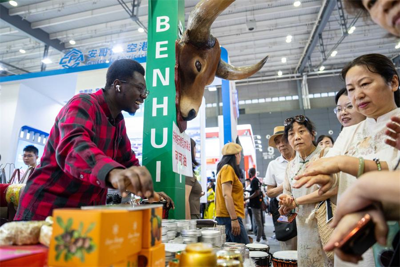 Un exposant (à gauche) présente des produits africains aux visiteurs lors de la 4e Exposition économique et commerciale Chine-Afrique au Centre international des congrès et des expositions de Changsha, à Changsha, dans la province chinoise du Hunan (centre), le 13 juin 2025. (Xinhua/Chen Sihan)