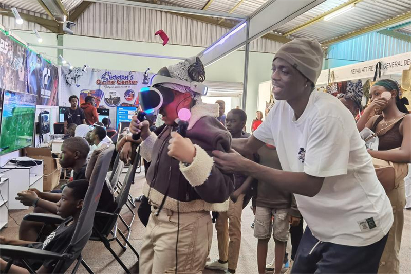 Photo des visiteurs dans la Foire commerciale annuelle d'Ongwediva (OATF) à Ongwediva, en Namibie, le 24 ao?t 2025. (Xinhua/Ndalimpinga Iita)